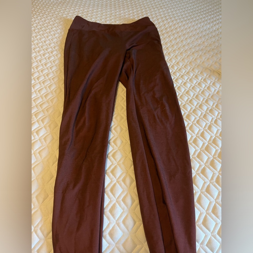 Burgundy leggings size M in burgundy. Twenty Montreal